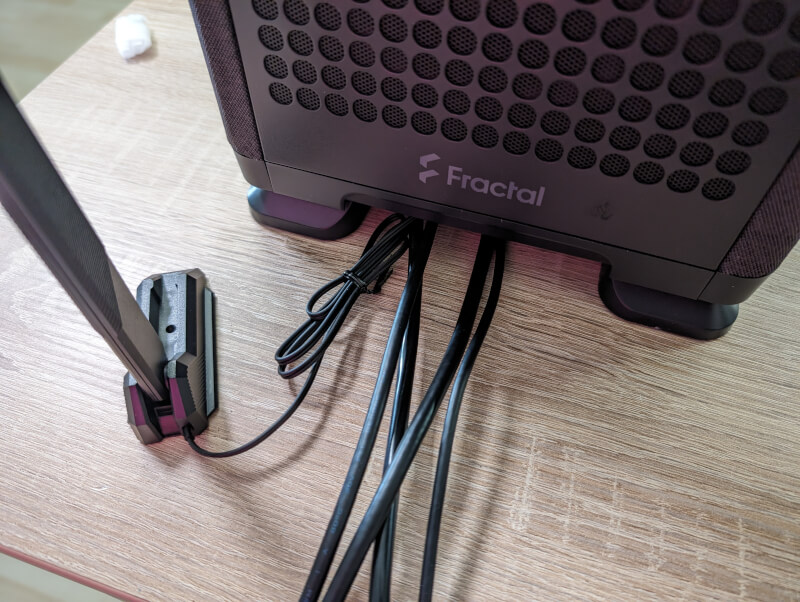 Fractal Design Mood cables on the back.jpg